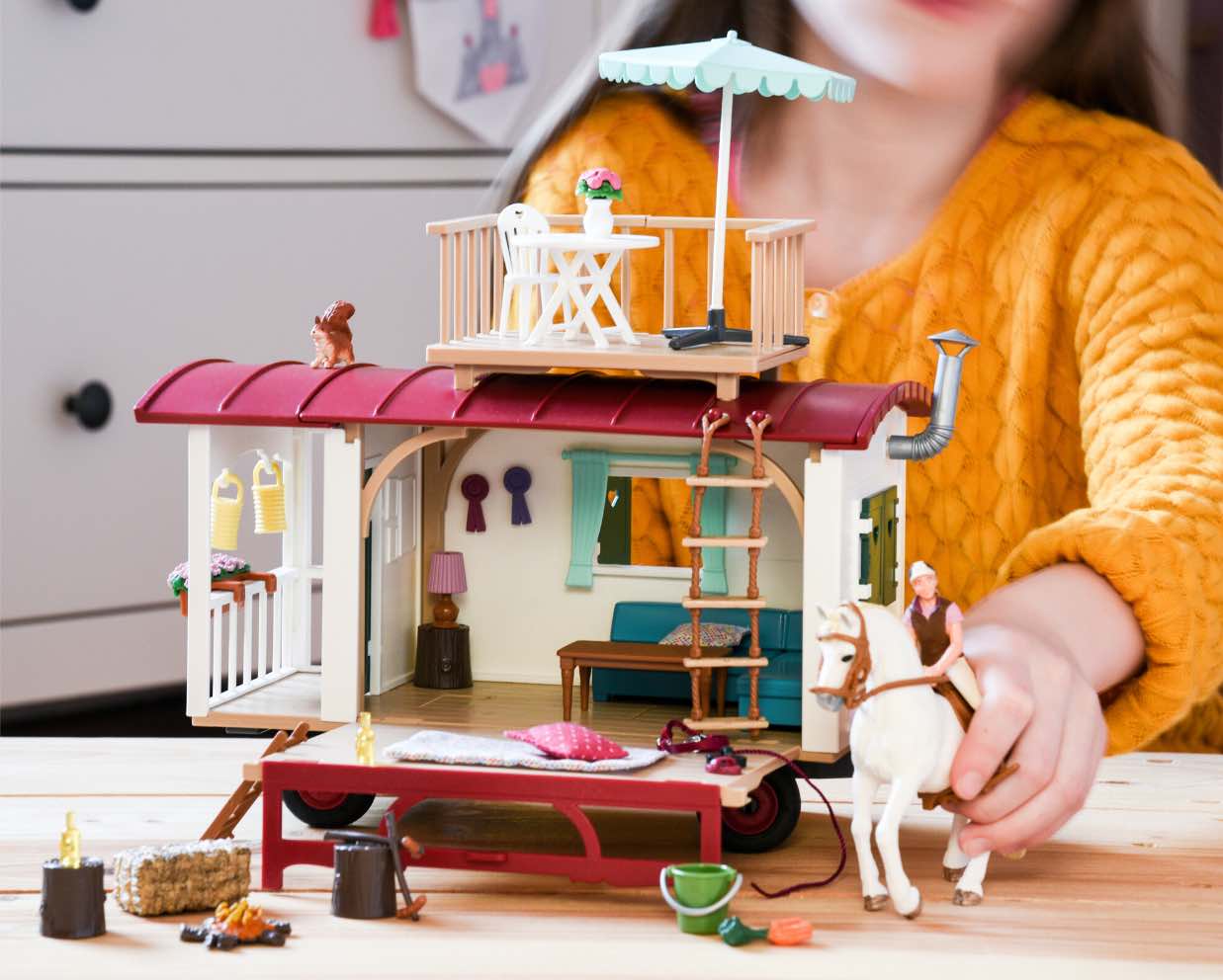 Schleich Wohnwagen für geheime Clubtreffen 42415. Pferde Spielzeug für Kinder, die Pferde lieben. Geschenkidee für kleine Pferdefreunde.
