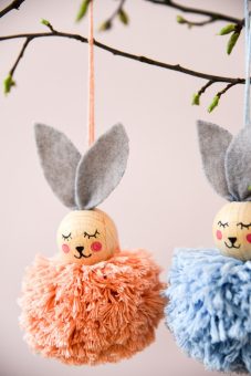 Ostern basteln mit Kindern. Osterschmuck selber machen. Anleitung für Pompon (Bommel) Hase.