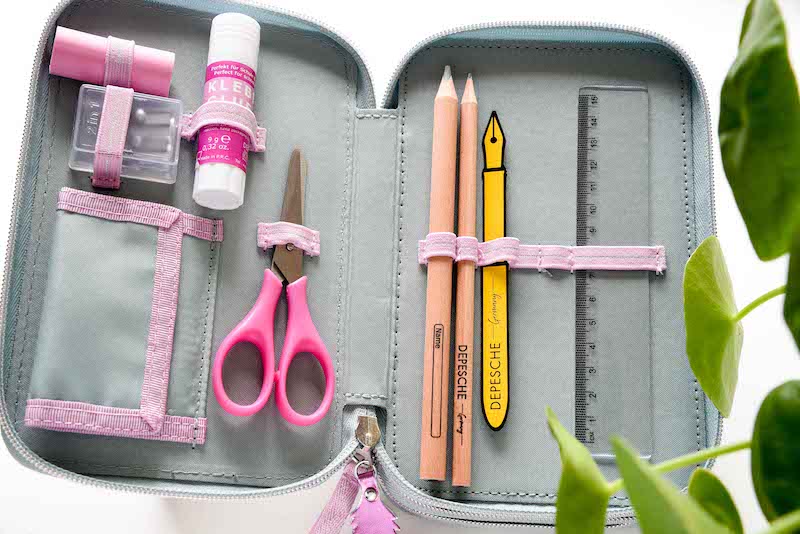 Erstes Fach der Miss Melody 3-fach Federtasche mit Bleistifte, Radiergummi, Anspitzer, Schere etc.